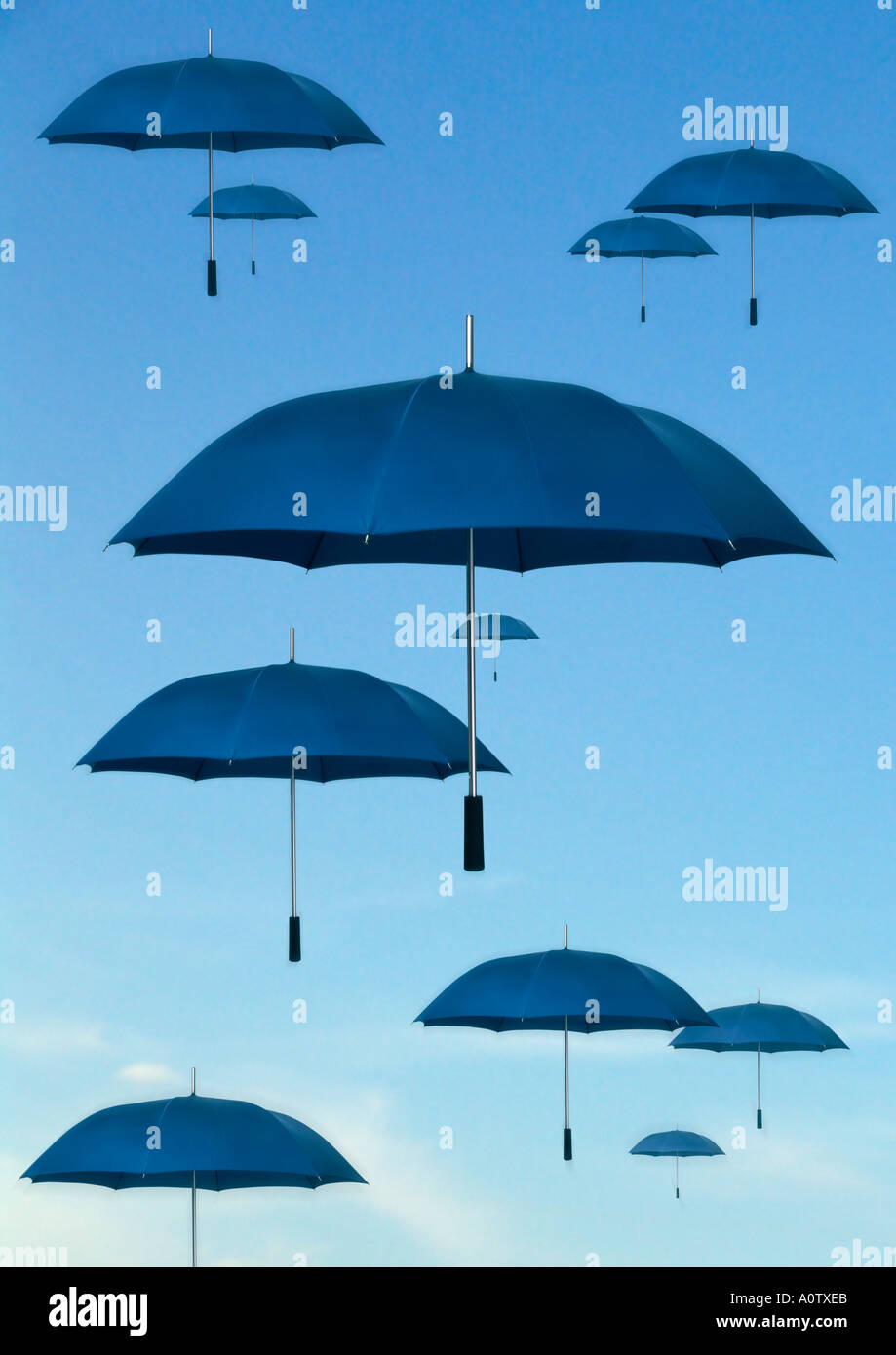 fliegende Schirme Regenschirme Stockfoto