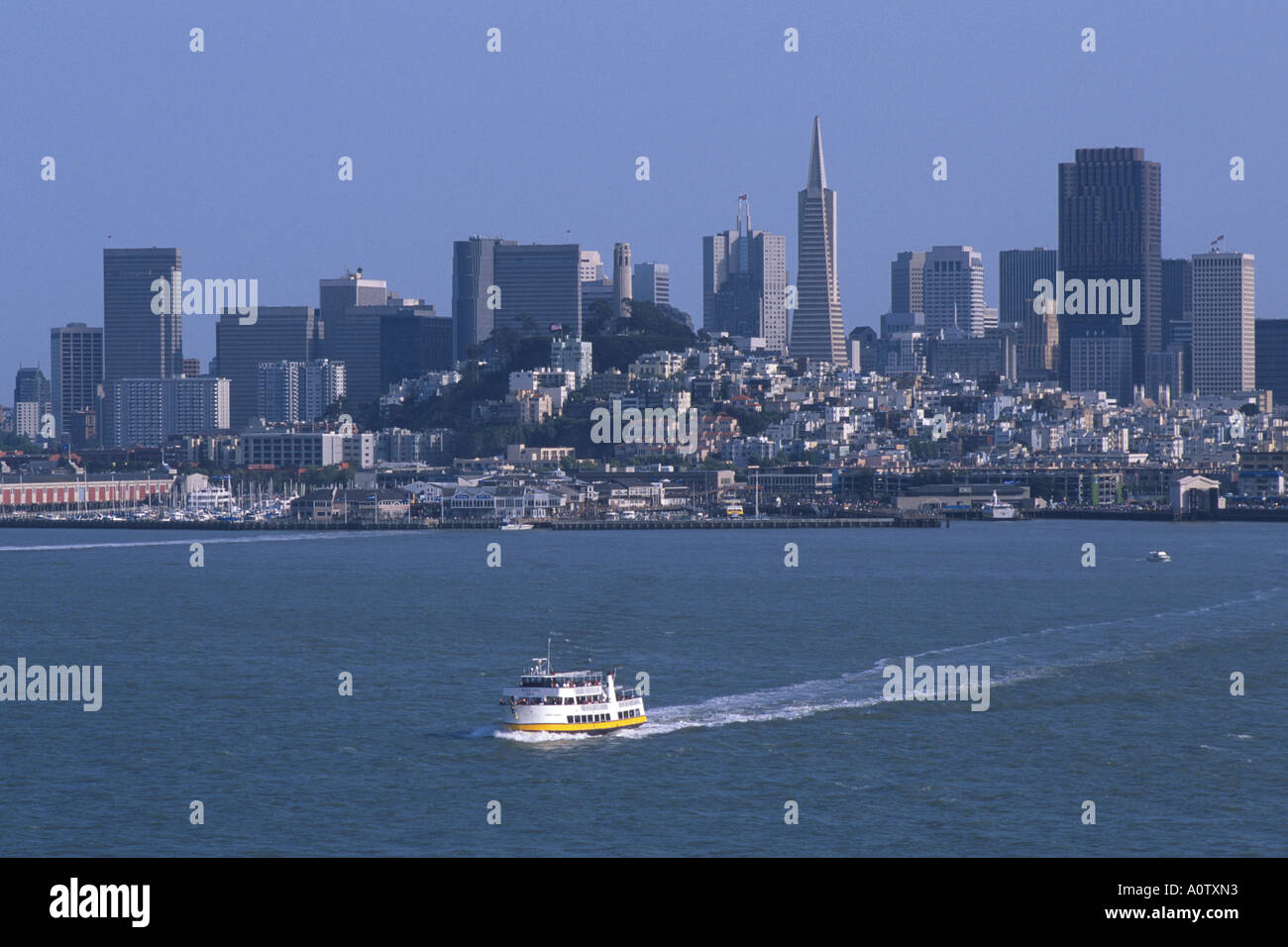 Mit der Fähre in San Francisco Bay mit Skyline der Stadt, San Francisco, Kalifornien, USA. Stockfoto