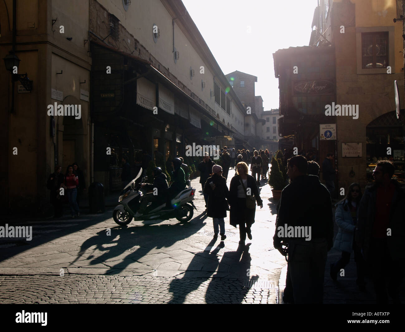 Scooter und viele Menschen mit Ponte Vecchio im Hintergrund Florenz Toskana Italien Stockfoto