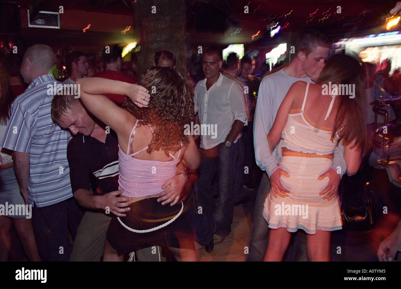 Ayia Napa, Zypern. Touristen in einer Diskothek Stockfoto