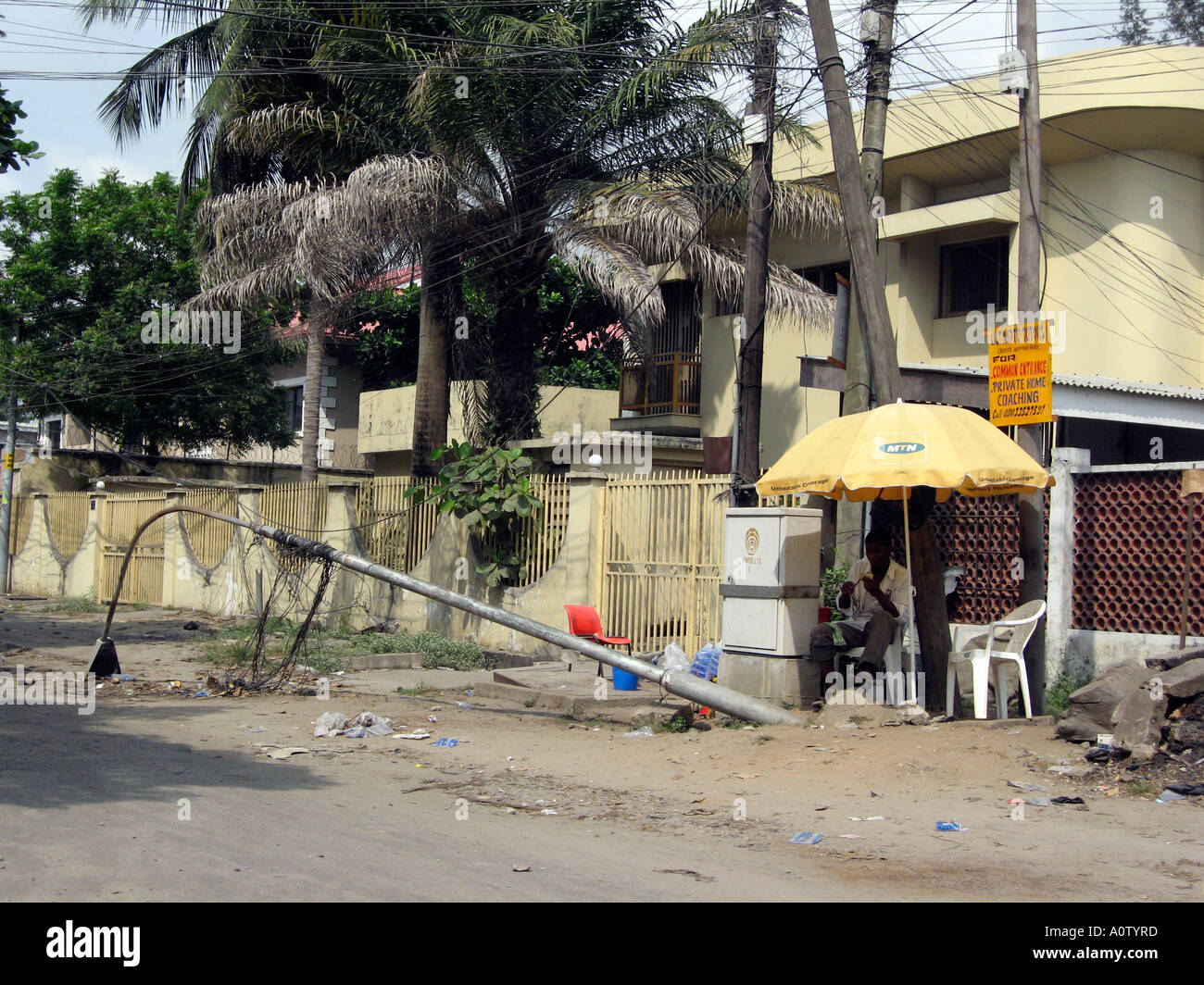 gebrochene Licht Straßenlaterne und Kabel in Lagos Straße plus MTN Telefon Karte Verkäufer. Stockfoto