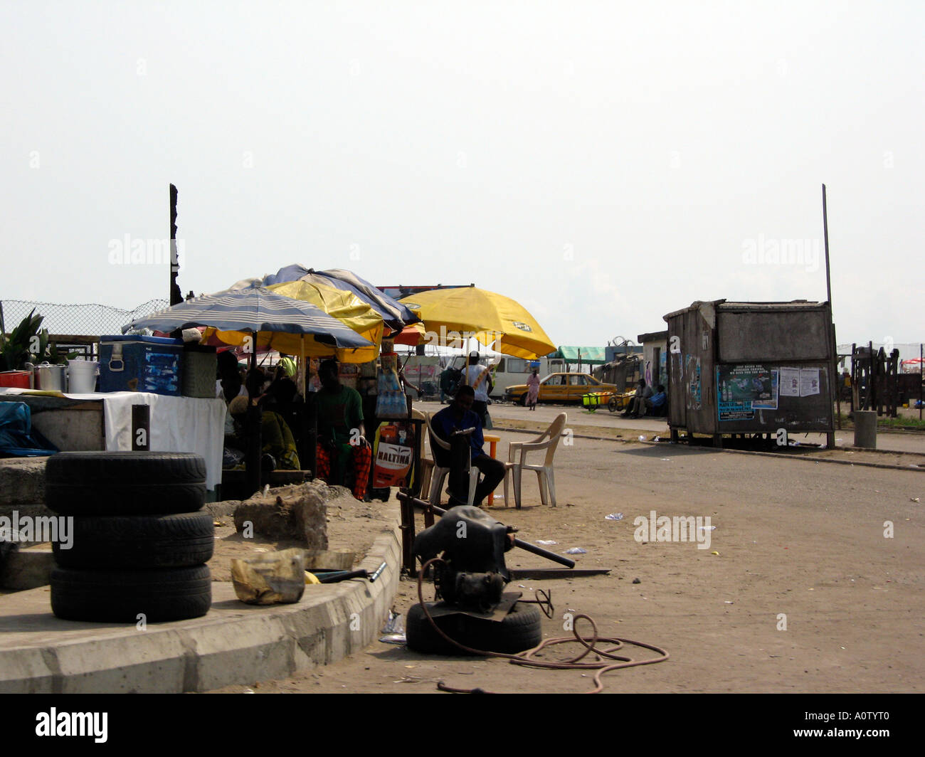 Straßenständen einschließlich Kompressor Reifen und Reifen-Reparaturen in  Lagos Stockfotografie - Alamy