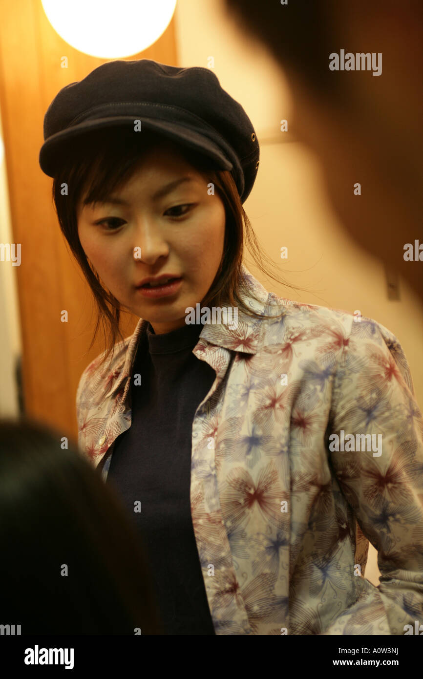 Nahaufnahme der jungen Frau auf der Suche nach unten Stockfoto