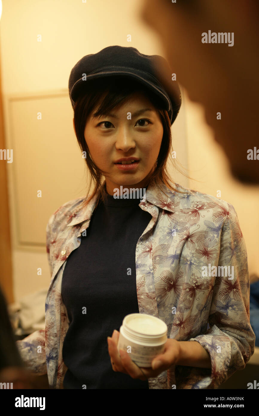 Nahaufnahme der jungen Frau mit Glas Feuchtigkeitscreme Stockfoto