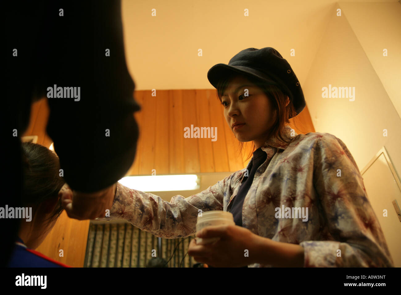 Low Angle View junge Frau mit Glas Feuchtigkeitscreme Stockfoto