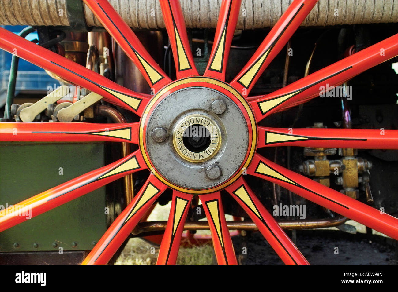 Speichen-Rad auf Pferd gezeichneten Feuerwehrauto auf dem Display beim Singleton open Air Museum. Chichester, West Sussex. UK Stockfoto