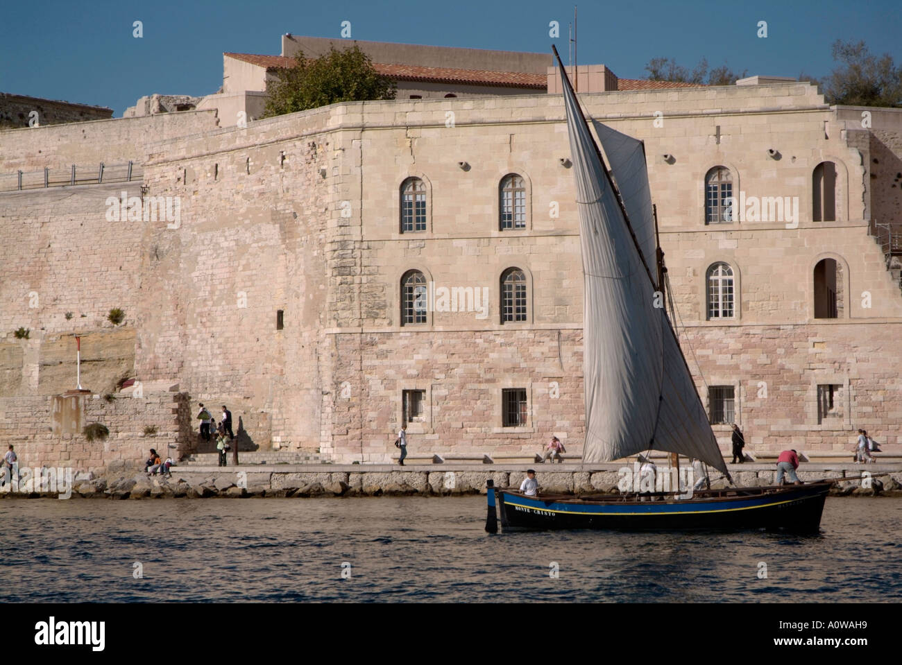 Marseille, Frankreich - Fort Saint-Jean, Touristen und ein Segelboot mit einem Lateinsegel Segel oder lateinischen rig Stockfoto