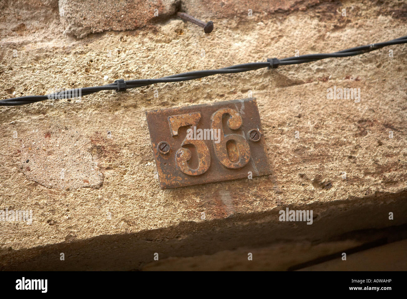 DIE ZAHL 36 36, ÜBER EINE ALTE TÜR IM SÜDEN VON FRANKREICH Stockfoto