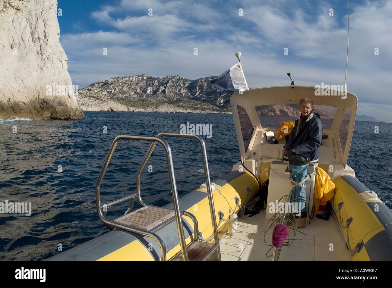Pilot von einem Taucher Boot in der Nähe der Klippen warten auf Ende der Tauchzeit Stockfoto