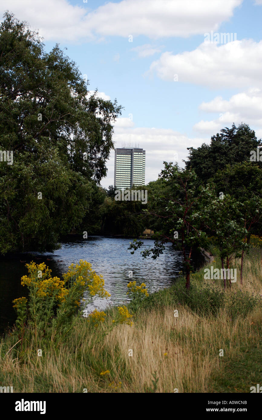 Hochhaus, gesehen vom Regents Park, London Stockfoto