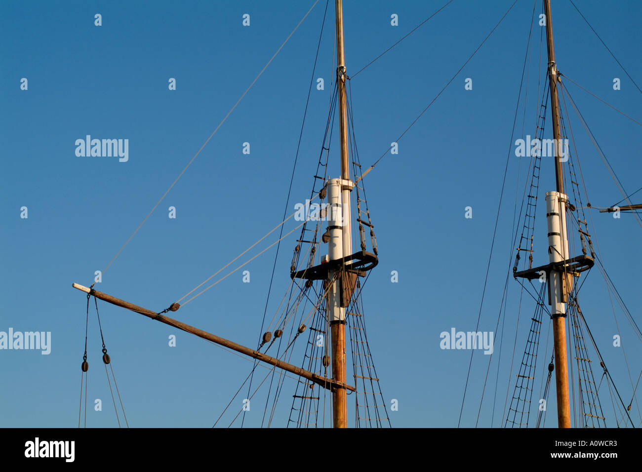 Die Masten der Segelschiffe ohne Segel. Stockfoto