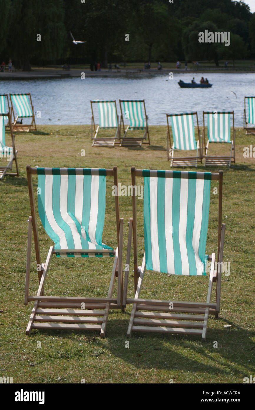 Liegestühle am Bootfahren See, Regents Park London Stockfoto