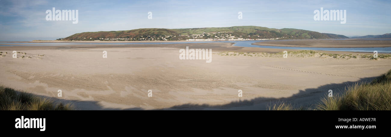 Blick nach Norden über die Afon Dyfi oder Dovey Fluss Mündung in Richtung Aberdyfi von Borth Sands Ceredigion Mitte Wales UK Stockfoto