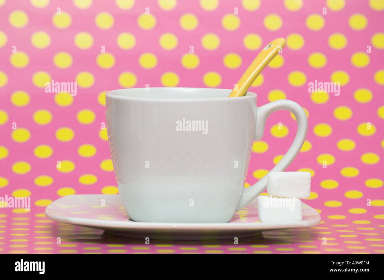 Weiße Tasse Kaffee Untertasse mit Würfelzucker Stockfoto