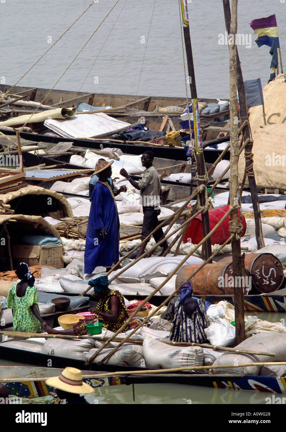 Traditionelle Holzboote transportieren Güter auf dem Niger in Mali. Stockfoto