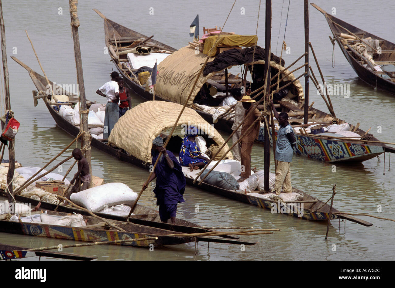 Traditionelle Holzboote transportieren Güter auf dem Niger in Mali. Stockfoto