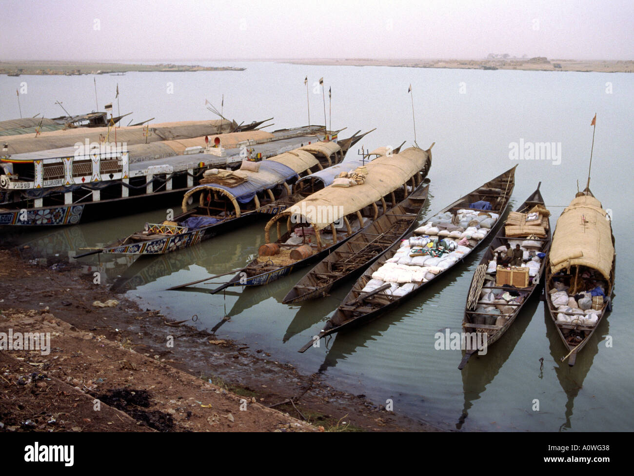 Traditionelle Holzboote am Ufer des Flusses Niger in Mopti Mali Stockfoto