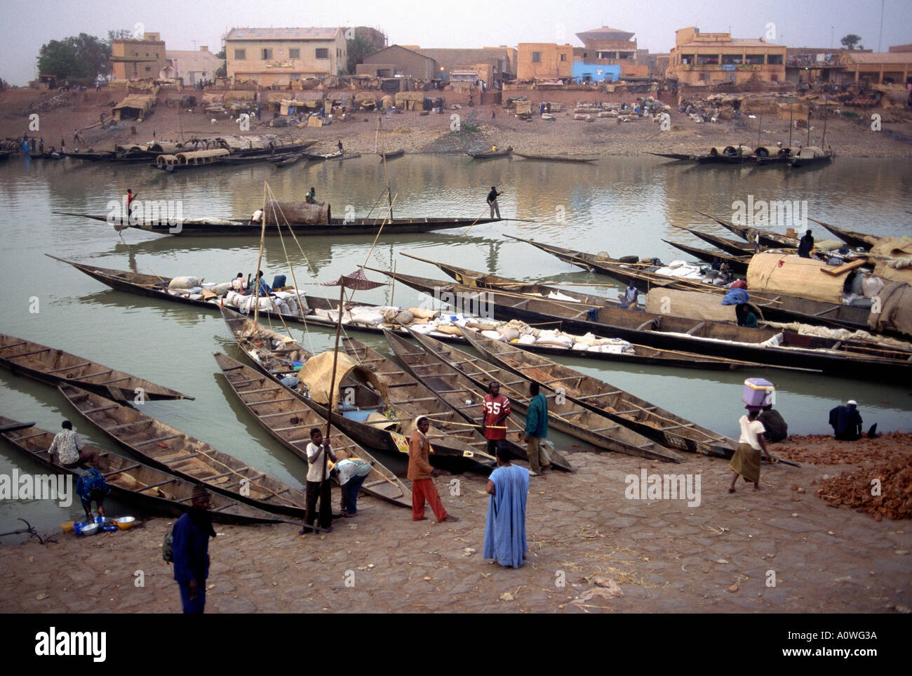 Männer und Boote zu sammeln, an den Ufern des Flusses Niger in Mopti Mali Stockfoto