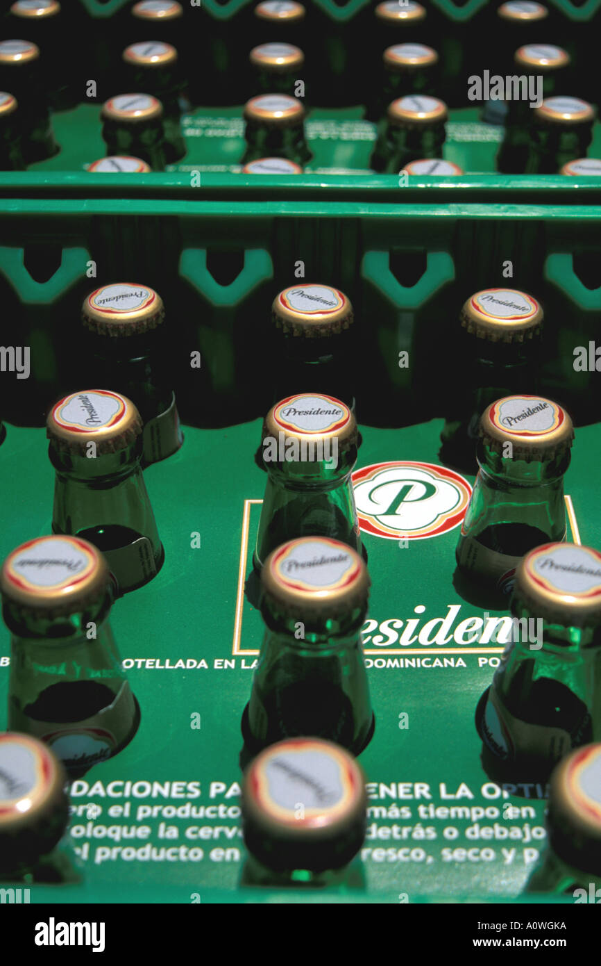 Dominikanische Republik Presidente Bierflaschen in grünen Fällen Stockfoto