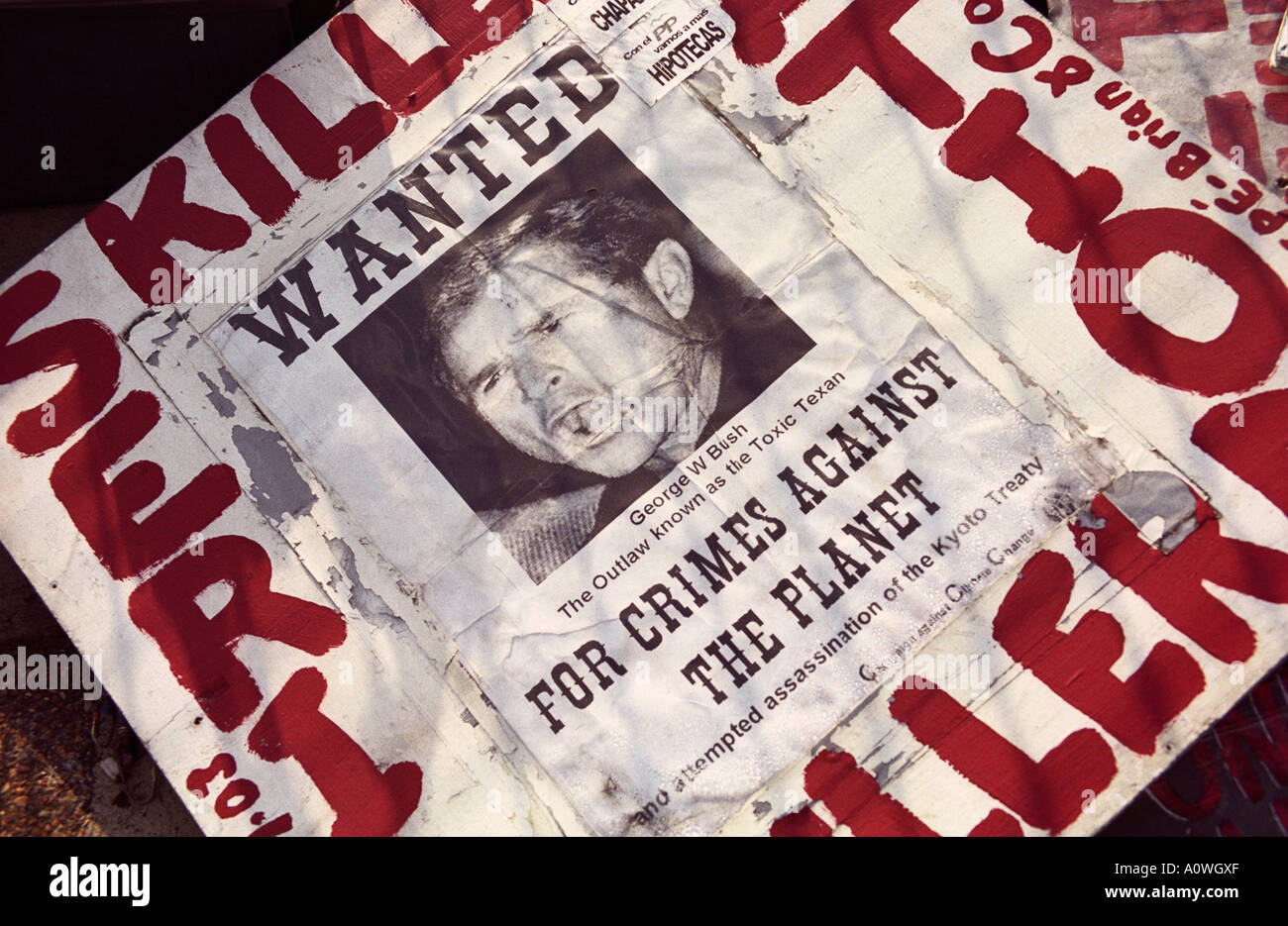 ENGLAND LONDON verworfen Banner gegen USA Präsident George w. Bush und seine Stellung gegen das Kyoto-Protokoll Stockfoto