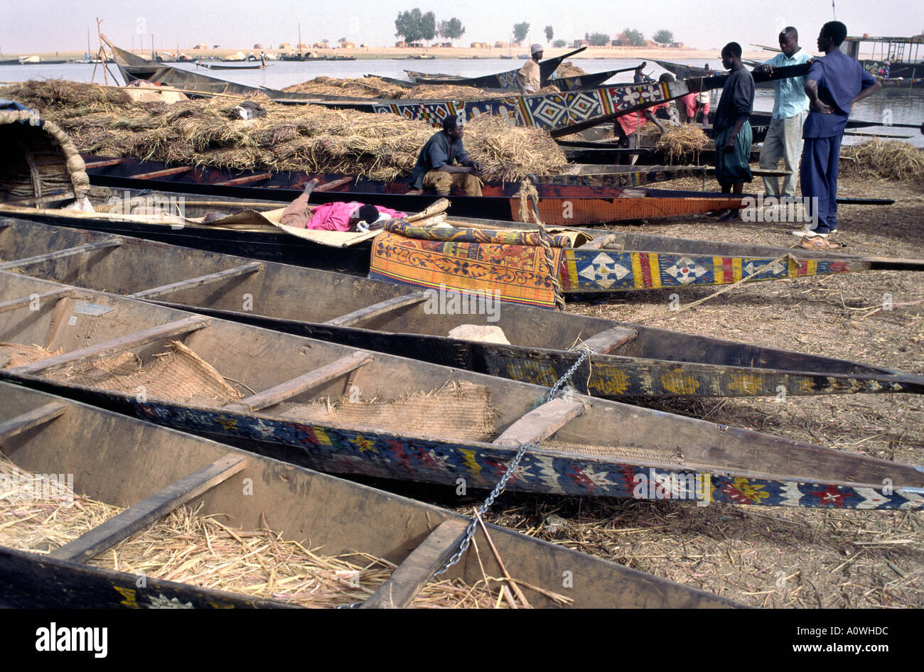 Traditionelle Holzboote am Ufer des Flusses Niger in Mali Stockfoto
