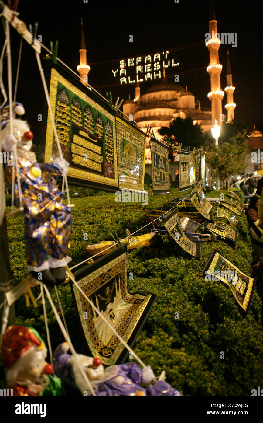 ISLAMISCHE SOUVENIRS ZUM VERKAUF AUßERHALB DER BLAUEN MOSCHEE AM RAMADAN, ISTANBUL, TÜRKEI Stockfoto