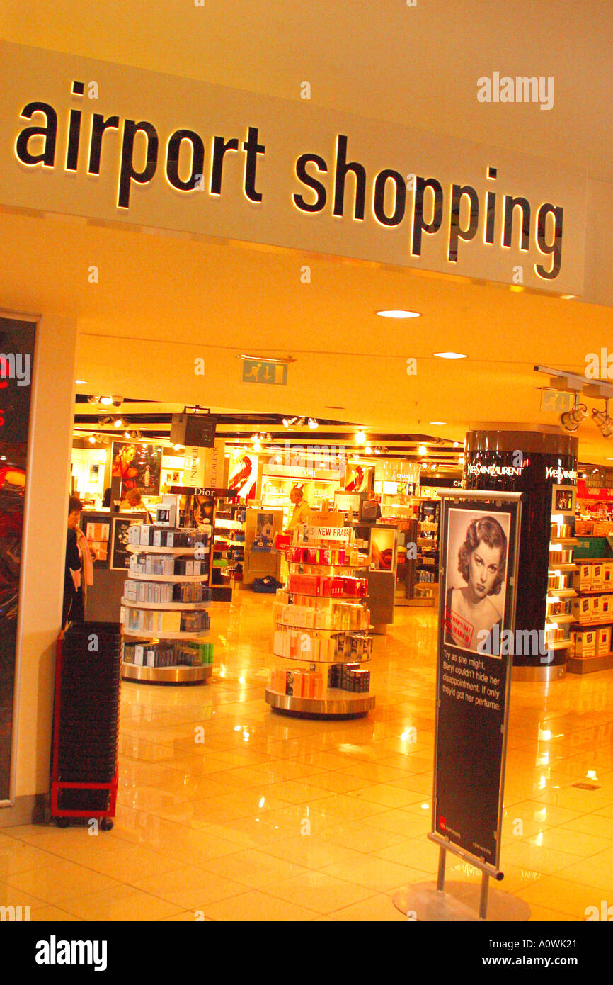 Manchester Flughafen Duty Free Duty Free Dutyfree Shop Departure Lounge Concourse England UK GB einkaufen Stockfoto
