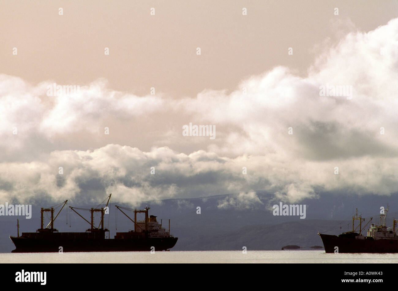 Schiffe vor Anker im Beagle-Kanal außerhalb von Ushuaia, Argentinien Stockfoto