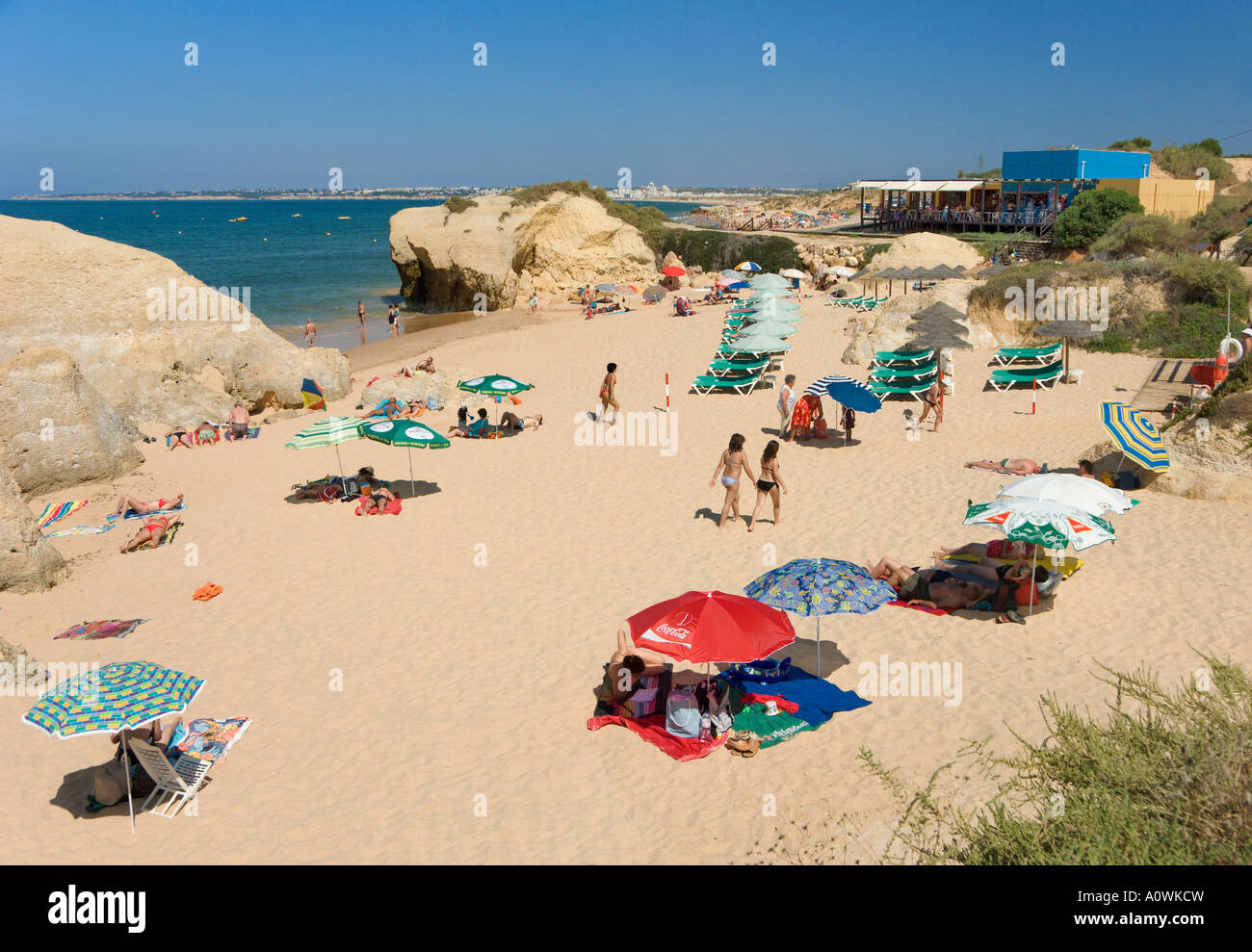 Portugal Algarve in der Nähe von Albufeira, Praia da Galé, kleine Bucht und Strandrestaurant Stockfoto