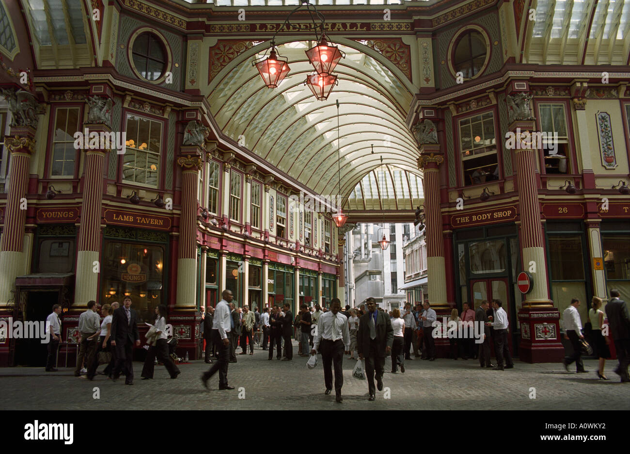 Vereinigtes Königreich, England, London. Viktorianischen Ära Innenhof an Leadenhall Market, Büro Arbeitnehmer bei der Mittagspause. Stockfoto