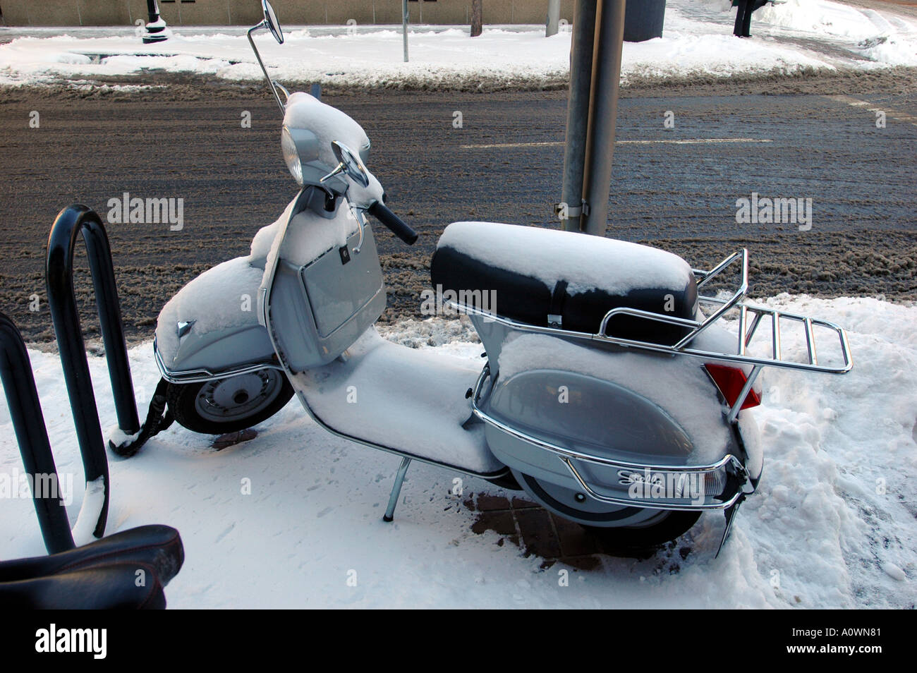 Moped-überdachte im Schnee New Haven Connecticut Stadt Scenics Businesscenter Stockfoto