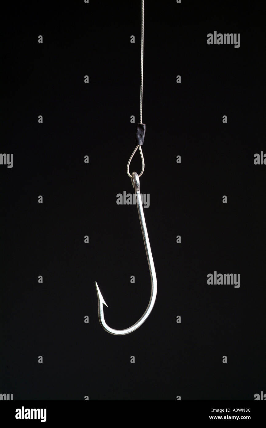 Ein Angelhaken in einer Zeile mit einem schwarzen Hintergrund Industrie große Hai Angelhaken Stockfoto