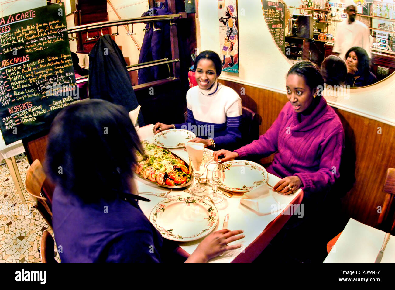 PARIS Frankreich, Afrikanisches Restaurant (Senegal) 'Marie Louise' drei Frauen afrikanischer Herkunft, Urlaub schwarzer Menschen, gemeinsames Essen am Tisch, schwarze Gemeinschaft Stockfoto