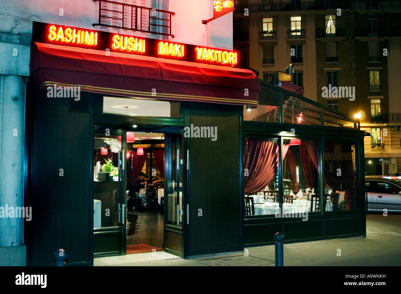 PARIS France 'Japanese Restaurant' Außeneingang Neonschilder Tür, 'beleuchtet' offene Tür, nachts Sakura, Vordertür bei Nacht offen Stockfoto