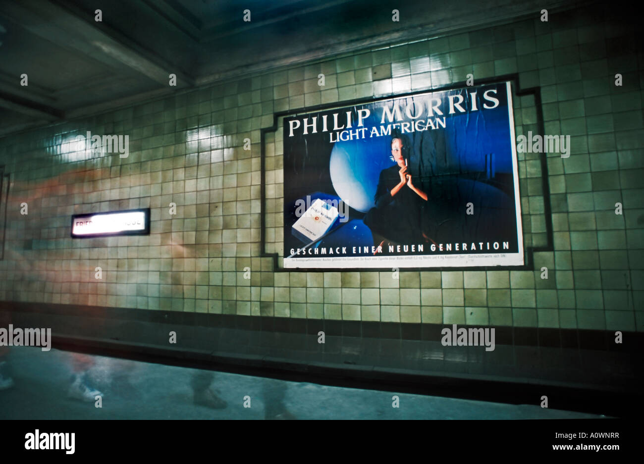 (Ehemaliger Osten) Berlin Deutschland, Außenwerbung, PLAKATWAND an der U-Bahn-Wand 'Philippe Morris' Zigaretten Tabakwerbung Plakat, internationale Werbung Stockfoto