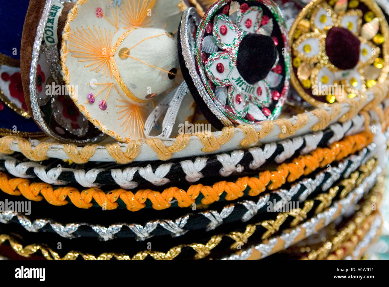 Ein Stapel von Sombreros in verschiedenen Größen zum Verkauf in einem Geschäft in Mexiko-Stadt Stockfoto