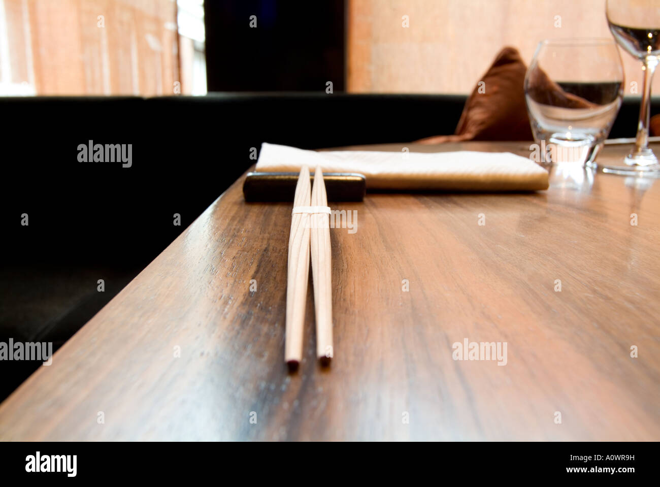 Legen Sie Einstellung bei UMU Restaurant Mayfair London Stäbchen auf den Tisch Stockfoto