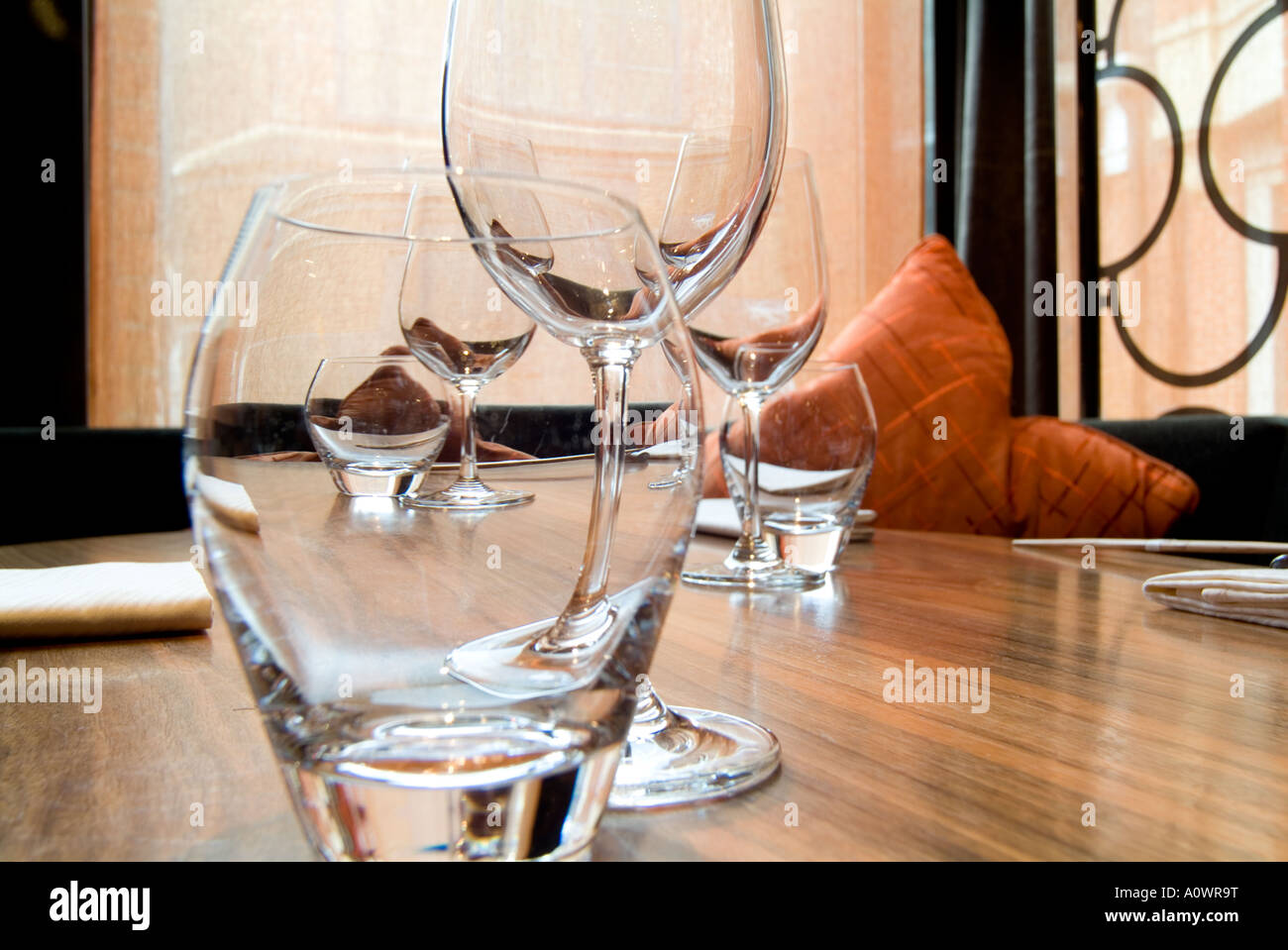 Gläser auf einem Tisch im restaurant Stockfoto