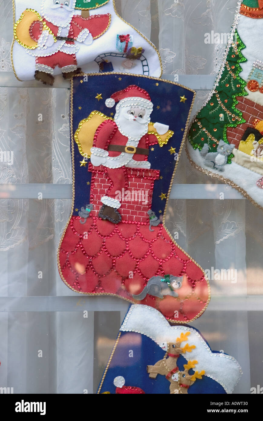 Adventskalender mit Weihnachtsmann hängen in einem Fenster Stockfoto