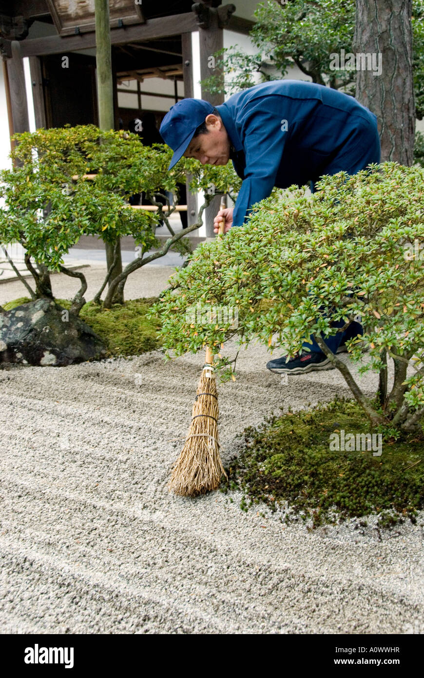 Gärtner, die einen neuen ZenGarten an der Silver Pavilion Ginkakuji
