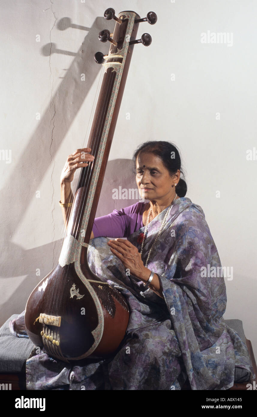 Indische Frau spielt ein Streich-Tanpura Instrument aus einem Kürbis Basis Stockfoto