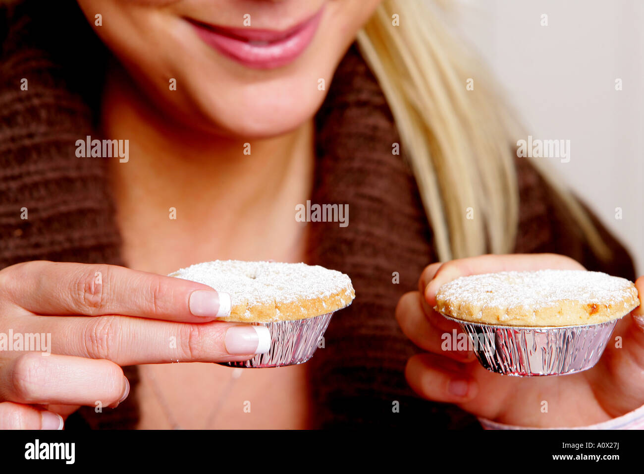 Junge Frau hält Mince Pie Modell veröffentlicht Stockfoto