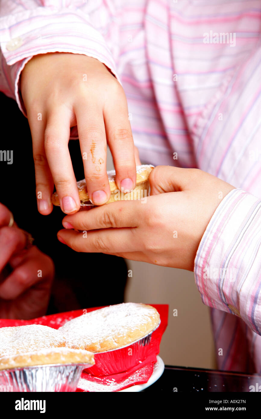 Kleiner Junge hält Mince Pie Modell veröffentlicht Stockfoto