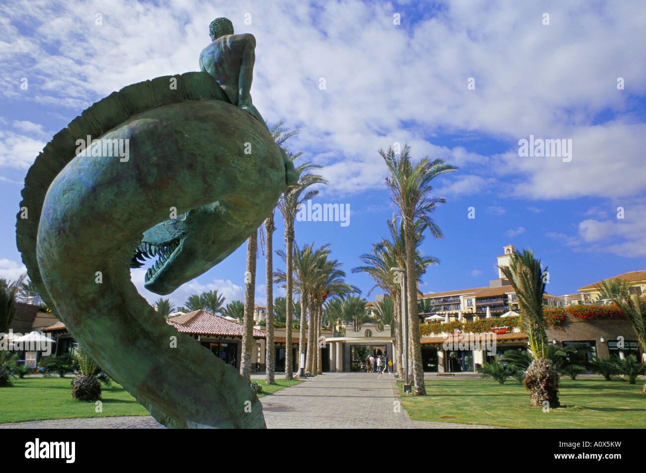 Skulptur und Hotel darüber hinaus in der Nähe von Maspalomas Strand Maspalomas Gran Canaria Kanaren Spanien Atlantik Europa Stockfoto