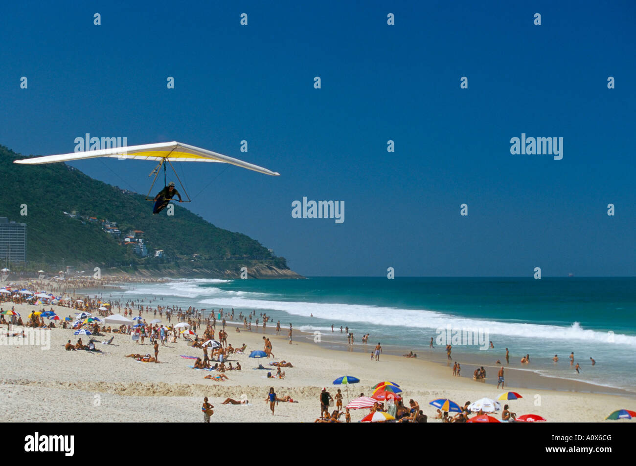 Hängegleiter Landung auf Pepino Strand Rio De Janeiro Brasilien Südamerika Stockfoto