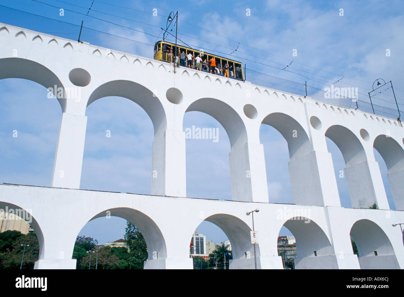 Santa Teresa Bondinho Straßenbahn über eine Brücke Rio De Janeiro-Brasilien-Südamerika reisen Stockfoto