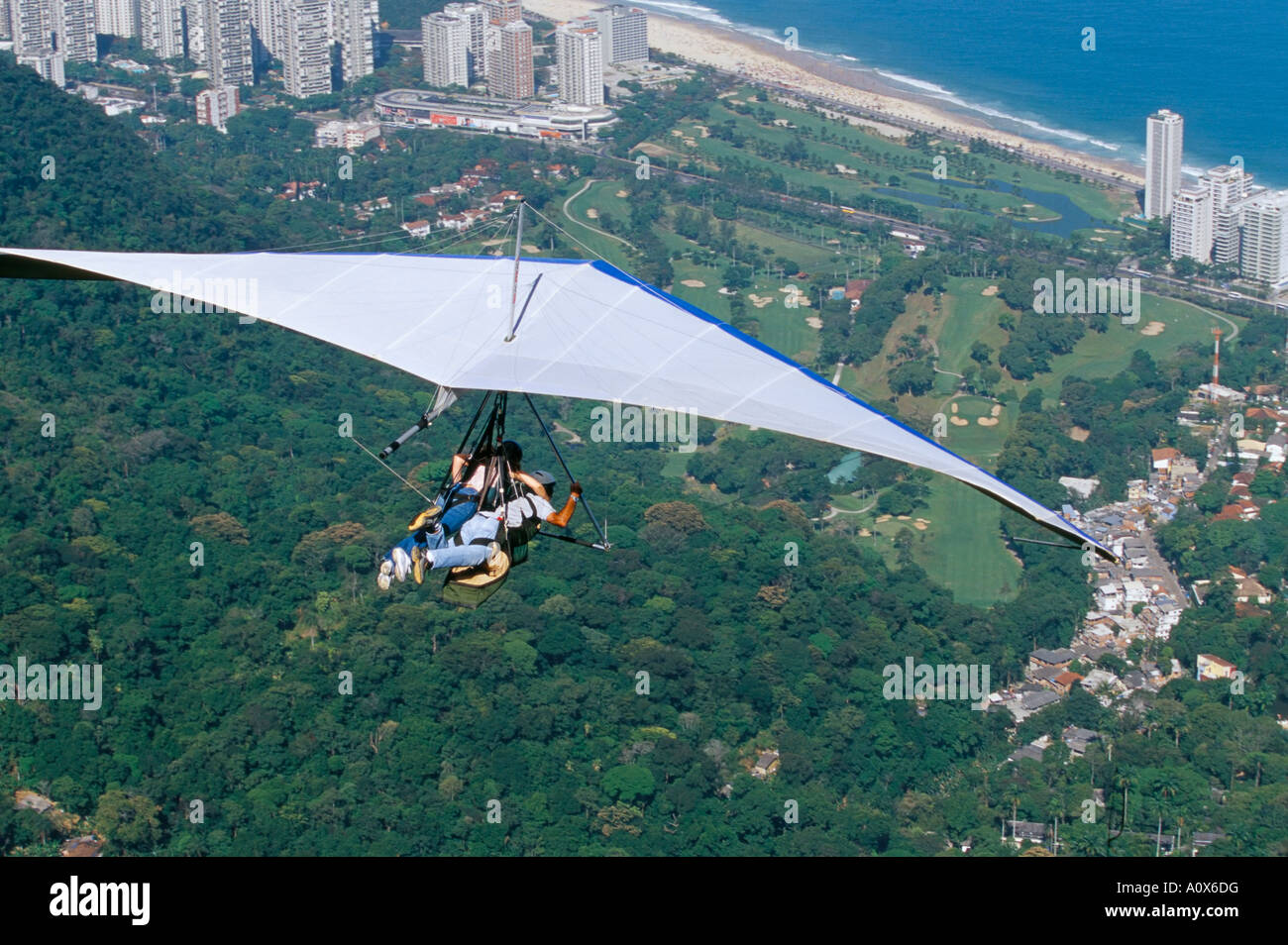 Gleitschirm nach dem Start von Pedra Bonita Rio de Janeiro Brasilien Südamerika Stockfoto