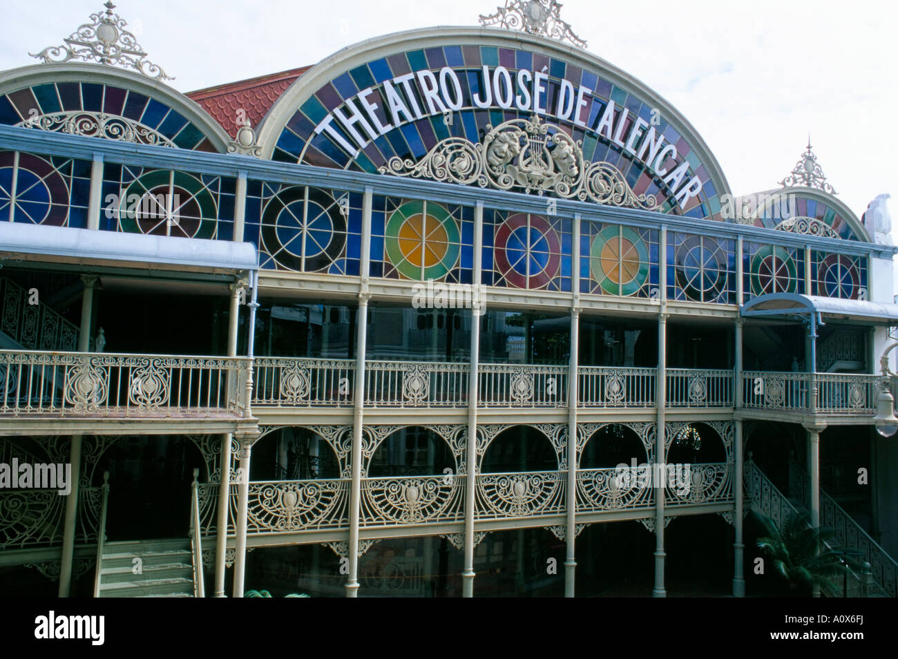 Theatro José de Alencar Theater ein Pastell farbigen Mischung aus klassischen und Jugendstil-Architektur Fortaleza Ceara Brasilien Süd Stockfoto