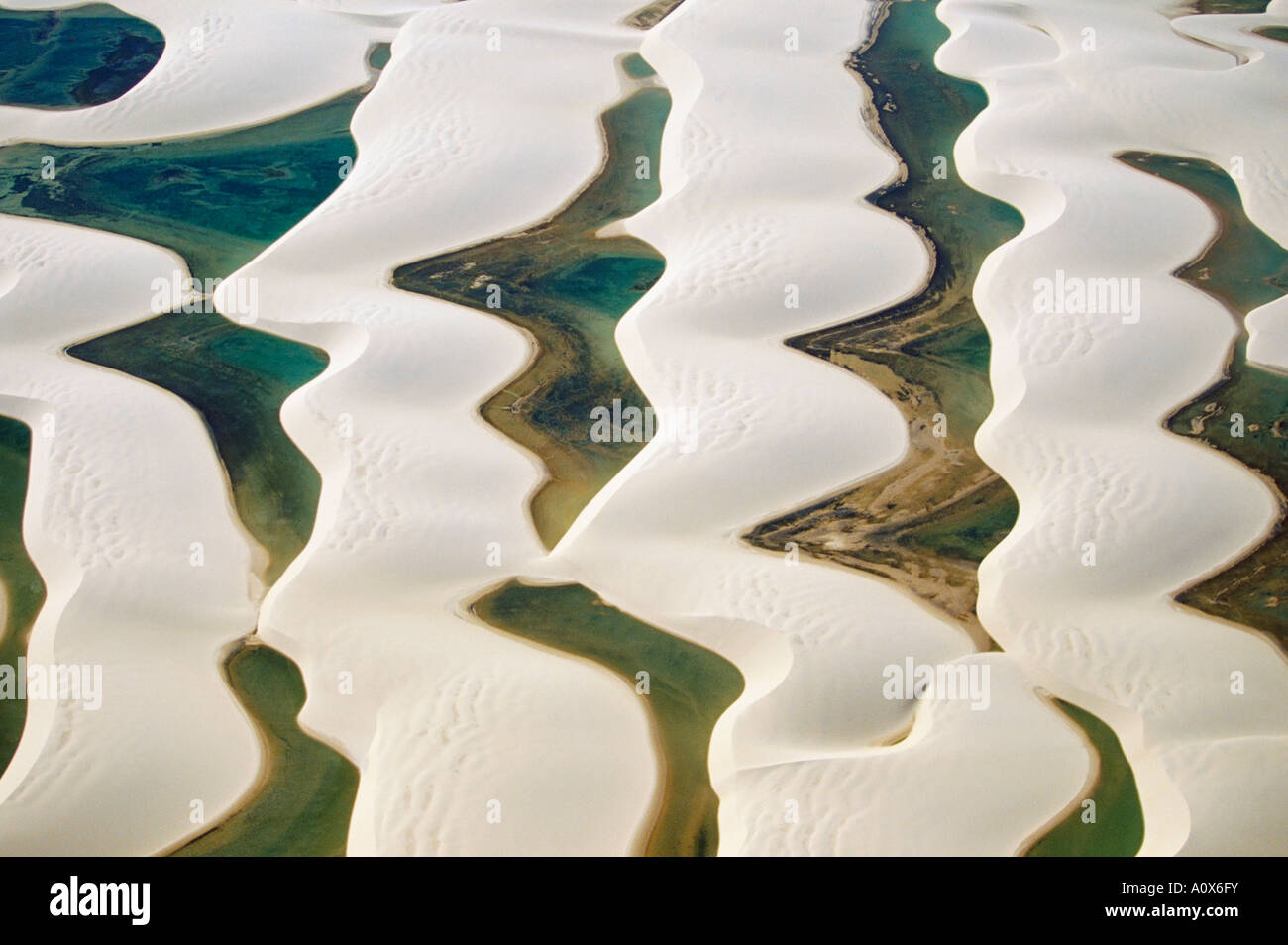 Luftbild von der sandigen Dünen und Lagunen Teil des Parque Nacional Dos Lencois Maranhenses Brasilien Südamerika Stockfoto