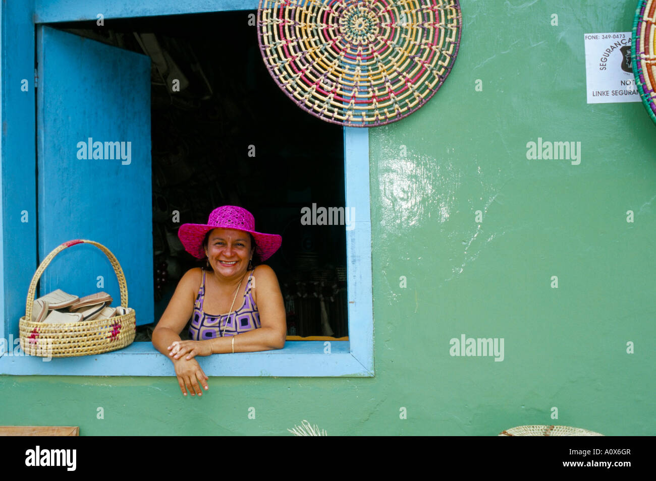 Hut-Verkäufer am Fenster von ihrem Shop Parque Nacional Dos Lencois Maranhenses Brasilien Südamerika Stockfoto